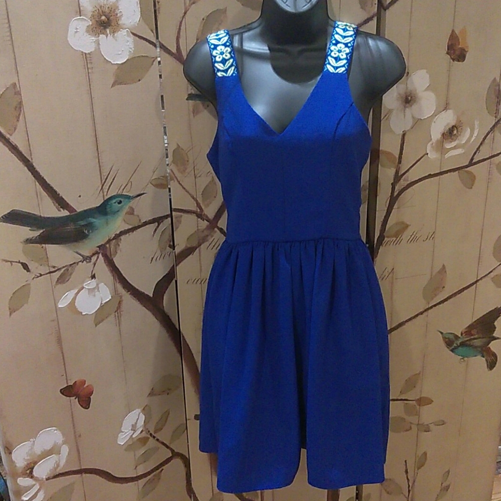 NWOT Miami Embroidered Size M Dress - E2